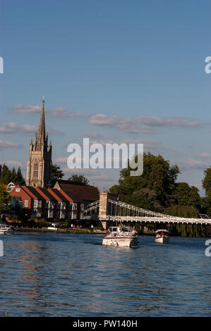 Crusing auf der Themse in Marlow in Buckinghamshire, Großbritannien der viktorianischen Suspension Bridge entworfen wurde und von der englischen Tiefbau gebaut Stockfoto