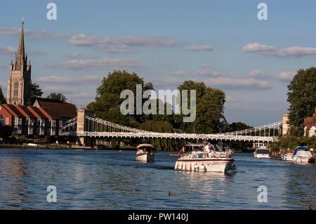 Ein Sommer Szene der Themse in Marlow in Buckinghamshire, Großbritannien der viktorianischen Suspension Bridge entworfen wurde und von der englischen Civ gebaut Stockfoto