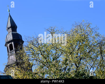 Hannover, Niedersachsen. 11 Okt, 2018. Der Turm der Evangelisch-lutherischen Neustädter Hof- und Stadtkirche St. Johannis im hannoverschen Stadtteil Calenberger Neustadt steht neben einem herbstlichen Laubbaum. Quelle: Holger Hollemann/dpa/Alamy leben Nachrichten Stockfoto