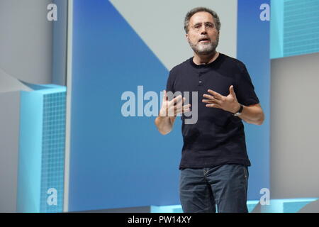 London, Großbritannien. 10 Okt, 2018. Google Top Manager Urs Hölzle spricht an der Google Cloud Konferenz nächste '18 in London. Hölzle ist für die technische Infrastruktur bei Google verantwortlich. Nach oben Manager von Google Hölzle, werden die Server des Großen Cloud Provider in den USA sind wahrscheinlich nicht mit Spionage Chips aus China ausgestattet. Credit: Christoph Dernbach/dpa/Alamy leben Nachrichten Stockfoto