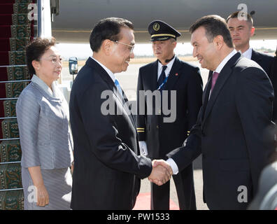 (181011) - DUSCHANBE, Oktober 11, 2018 (Xinhua) - Der chinesische Premier Li Keqiang wird durch tadschikische Premierminister Kokhir Rasulzoda nach seiner Ankunft am Internationalen Flughafen in Duschanbe Duschanbe, Tadschikistan, Okt. 11, 2018 begrüßt. Li Keqiang kam hier am Donnerstag für eine jährliche Treffen der Staats- und Regierungschefs der Shanghaier Organisation für Zusammenarbeit die Mitgliedstaaten und zu einem offiziellen Besuch in Tadschikistan. (Xinhua / Huang Jingwen) (Gni) Stockfoto