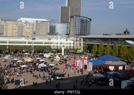 Frankfurt am Main, Deutschland. 11. Oktober 2018. Überblick über dem Außenbereich der Frankfurter Buchmesse. Die 70. Frankfurter Buchmesse 2018 ist die weltweit größte Buchmesse mit über 7.000 Ausstellern und über 250.000 erwarteten Besucher. Es ist geöffnet vom 10. bis zum 14. Oktober mit der letzten zwei Tage für die Öffentlichkeit geöffnet wird. Stockfoto