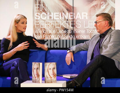 Frankfurt am Main, Deutschland. 11. Oktober 2018. Schweizer Fernsehen hostess Michelle Hunziker (links) und Deutscher Journalist Matthias Hugle (rechts) Vortrag bei einem Gespräch auf der Frankfurter Buchmesse. Die 70. Frankfurter Buchmesse 2018 ist die weltweit größte Buchmesse mit über 7.000 Ausstellern und über 250.000 erwarteten Besucher. Es ist geöffnet vom 10. bis zum 14. Oktober mit der letzten zwei Tage für die Öffentlichkeit geöffnet wird. Stockfoto