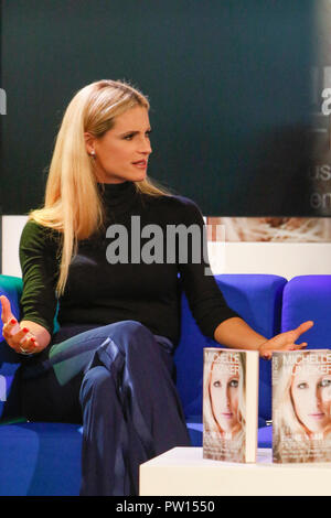 Frankfurt am Main, Deutschland. 11. Oktober 2018. Schweizer Fernsehen hostess Michelle Hunziker spricht bei einem Gespräch auf der Frankfurter Buchmesse. Die 70. Frankfurter Buchmesse 2018 ist die weltweit größte Buchmesse mit über 7.000 Ausstellern und über 250.000 erwarteten Besucher. Es ist geöffnet vom 10. bis zum 14. Oktober mit der letzten zwei Tage für die Öffentlichkeit geöffnet wird. Stockfoto