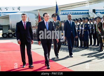 (181011) - DUSCHANBE, Oktober 11, 2018 (Xinhua) - Der chinesische Premier Li Keqiang, begleitet von TADSCHIKISCHEN Premierminister Kokhir Rasulzoda, inspiziert die Ehrengarde während der Begrüßungszeremonie auf dem Internationalen Flughafen in Duschanbe Duschanbe, Tadschikistan, Okt. 11, 2018. Li Keqiang kam hier am Donnerstag für eine jährliche Treffen der Staats- und Regierungschefs der Shanghaier Organisation für Zusammenarbeit die Mitgliedstaaten und zu einem offiziellen Besuch in Tadschikistan. (Xinhua/Li Tao) (Gni) Stockfoto