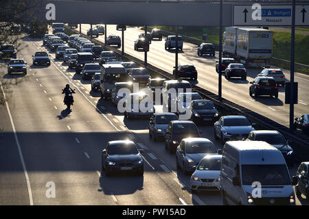 München, Deutschland. 18 Apr, 2018. Dichten Straßenverkehr auf der withtleren Ring in Muenchen am späten Nachmittag, Berufsverkehr, Pendler, Kraftfahrer. | Verwendung der weltweiten Kredit: dpa/Alamy leben Nachrichten Stockfoto