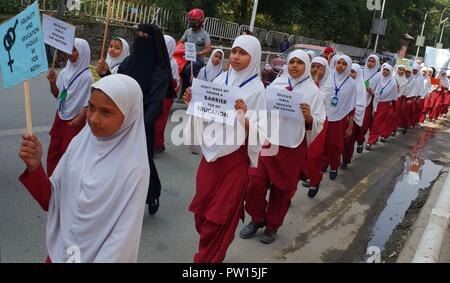 Kathmandu, Nepal. 11 Okt, 2018. Mädchen aus muslimischen Gemeinschaft skandieren Parolen, wie sie in der Kundgebung am internationalen Tag der Mädchen in Kathmandu, Nepal, Okt. 11, 2018 Mark beteiligen. Credit: Sunil Sharma/Xinhua/Alamy leben Nachrichten Stockfoto