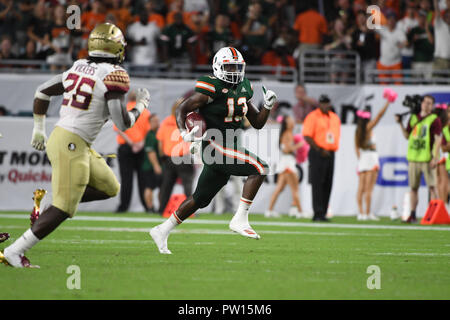 Miami Gardens, Florida, USA. 6. Okt, 2018. DeeJay Dallas #13 von Miami in Aktion während der NCAA Football Spiel zwischen dem Miami Hurrikane und der Florida State Seminoles in Miami Gardens, Florida. Die Hurricanes besiegten die Seminoles 28-27. Credit: Csm/Alamy leben Nachrichten Stockfoto