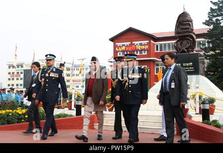 Kathmandu, Nepal. 11 Okt, 2018. Nepalesische Premierminister K.P. Sharma Oli (3. L) betreut ein Denkmal während der Nationalen Polizei Tag in Kathmandu, Nepal, Okt. 11, 2018. Credit: Sunil Sharma/Xinhua/Alamy leben Nachrichten Stockfoto