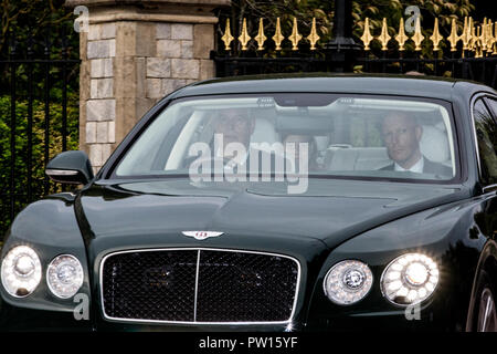 Windsor, Großbritannien. 11. Oktober, 2018. Der Herzog von York und Prinzessin Beatrice lassen Schloss Windsor am Vorabend der Hochzeit in St. George's Kapelle von Prinzessin Eugenie und ihr Freund von rund sieben Jahren Jack Brooksbank. Credit: Mark Kerrison/Alamy leben Nachrichten Stockfoto