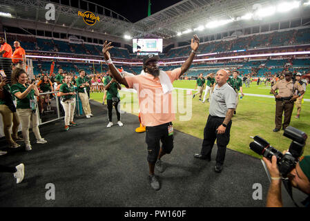 Miami Gardens, Florida, USA. 6. Okt, 2018. Ehemalige Hurrikane große Ed Reed feiert nach dem NCAA Football Spiel zwischen dem Miami Hurrikane und der Florida State Seminoles in Miami Gardens, Florida. Die Hurricanes besiegten die Seminoles 28-27. Credit: Csm/Alamy leben Nachrichten Stockfoto