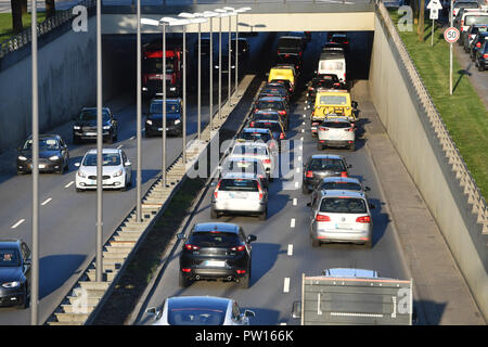 München, Deutschland. 18 Apr, 2018. Dichten Straßenverkehr auf der withtleren Ring in Muenchen am späten Nachmittag, Berufsverkehr, Pendler, Kraftfahrer. | Verwendung der weltweiten Kredit: dpa/Alamy leben Nachrichten Stockfoto