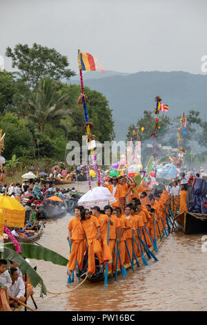 Prozession während des Festivals der Phaung Daw Oo Pagode Stockfoto