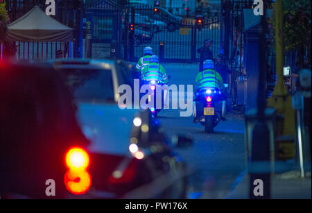 Downing Street, London, UK. 11. Oktober 2018. Ein Minister der Regierung mit polizeieskorte Blätter Downing Street nach einem besonderen Abend 'Krieg Kabinett" Brexit Kabinettssitzung. Credit: Malcolm Park/Alamy Leben Nachrichten. Stockfoto