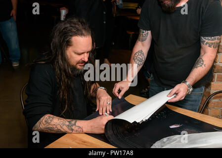 Las Vegas, NV, USA. 10 Okt, 2018. *** Haus AB *** Jonathan Davis dargestellt als Jonathan Davis von Korn ist mit einem memorabilien Anzeige im Hard Rock Hotel & Casino in Las Vegas, NV am 10. Oktober 2018 geehrt. Credit: BIP Fotos/Media Punch/Alamy leben Nachrichten Stockfoto