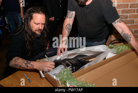 Las Vegas, NV, USA. 10 Okt, 2018. *** Haus AB *** Jonathan Davis dargestellt als Jonathan Davis von Korn ist mit einem memorabilien Anzeige im Hard Rock Hotel & Casino in Las Vegas, NV am 10. Oktober 2018 geehrt. Credit: BIP Fotos/Media Punch/Alamy leben Nachrichten Stockfoto