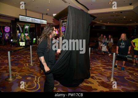 Las Vegas, NV, USA. 10 Okt, 2018. *** Haus AB *** Jonathan Davis dargestellt als Jonathan Davis von Korn ist mit einem memorabilien Anzeige im Hard Rock Hotel & Casino in Las Vegas, NV am 10. Oktober 2018 geehrt. Credit: BIP Fotos/Media Punch/Alamy leben Nachrichten Stockfoto