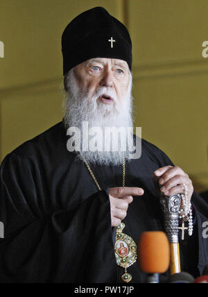 Kiew, Kiew, Ukraine. 11 Okt, 2018. Patriarch Filaret, der Ukrainischen Orthodoxen Kirche des Kiewer Patriarchats beobachtet, als er in den Medien während der Konferenz des Ökumenischen Patriarchats geht weiter mit dem Verfahren der Gewährung autokephalie der Ukrainischen Orthodoxen Kirche und er erklärte, dass die Entscheidung auf der Tagung der Synode des Ökumenischen Patriarchats, die auf der Website des Patriarchats veröffentlicht wird. Die Heilige Synode appelliert ferner an alle beteiligten Seiten, die Sie vermeiden sollten Mittel der Kirchen, Klöster und andere Eigenschaften, wie auch jedes andere Akte der Gewalt und des retali Stockfoto