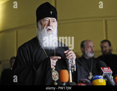 Kiew, Kiew, Ukraine. 11 Okt, 2018. Patriarch Filaret, der Ukrainischen Orthodoxen Kirche des Kiewer Patriarchats beobachtet, als er in den Medien während der Konferenz des Ökumenischen Patriarchats geht weiter mit dem Verfahren der Gewährung autokephalie der Ukrainischen Orthodoxen Kirche und er erklärte, dass die Entscheidung auf der Tagung der Synode des Ökumenischen Patriarchats, die auf der Website des Patriarchats veröffentlicht wird. Die Heilige Synode appelliert ferner an alle beteiligten Seiten, die Sie vermeiden sollten Mittel der Kirchen, Klöster und andere Eigenschaften, wie auch jedes andere Akte der Gewalt und des retali Stockfoto