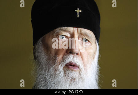 Kiew, Kiew, Ukraine. 11 Okt, 2018. Patriarch Filaret, der Ukrainischen Orthodoxen Kirche des Kiewer Patriarchats beobachtet, als er während der Konferenz des Ökumenischen Patriarchats geht weiter mit dem Verfahren der Gewährung autokephalie der Ukrainischen Orthodoxen Kirche und er erklärte, dass die Entscheidung auf der Tagung der Synode des Ökumenischen Patriarchats, die auf der Website des Patriarchats veröffentlicht wird. Die Heilige Synode appelliert ferner an alle beteiligten Seiten, die Sie vermeiden sollten Mittel der Kirchen, Klöster und andere Eigenschaften, wie auch jedes andere Akt der Gewalt und Vergeltung und Umgebungslichtsensor Stockfoto