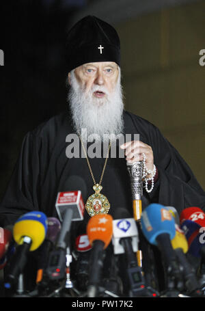 Kiew, Kiew, Ukraine. 11 Okt, 2018. Patriarch Filaret, der Ukrainischen Orthodoxen Kirche des Kiewer Patriarchats beobachtet, als er in den Medien während der Konferenz des Ökumenischen Patriarchats geht weiter mit dem Verfahren der Gewährung autokephalie der Ukrainischen Orthodoxen Kirche und er erklärte, dass die Entscheidung auf der Tagung der Synode des Ökumenischen Patriarchats, die auf der Website des Patriarchats veröffentlicht wird. Die Heilige Synode appelliert ferner an alle beteiligten Seiten, die Sie vermeiden sollten Mittel der Kirchen, Klöster und andere Eigenschaften, wie auch jedes andere Akte der Gewalt und des retali Stockfoto