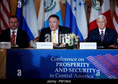 Washington, USA. 11 Okt, 2018. Us-Staatssekretär Mike Pompeo (C) spricht während der Konferenz über Wohlstand und Sicherheit in Mittelamerika des US-Außenministeriums, in Washington, DC, USA, am Okt. 11, 2018. Credit: Ting Shen/Xinhua/Alamy leben Nachrichten Stockfoto