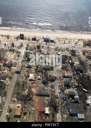 Florida, USA. 11. Okt 2018. In der Nähe von der totalen Zerstörung an der Küste von Mexiko Strand nach einem direkten Treffer vom Hurrikan Michael als der Sturm hinterließ eine Schneise der Zerstörung über den Pfannenstiel Region Florida Bereich Oktober 11, 2018 in Mexiko Strand, Florida. Die Kategorie 4 Monster Sturm tötete mindestens 6 Personen ad hinter katastrophale Schäden entlang der nordwestlichen Florida links. Credit: Planetpix/Alamy leben Nachrichten Stockfoto
