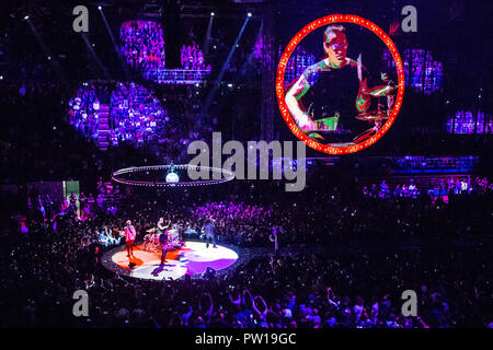 Mailand Italien. 11. Oktober 2018. Die irische Rockband U2 führt live auf der Bühne des Mediolanum Forum während der Erfahrung + Innocence Tour 2018 "Credit: Rodolfo Sassano/Alamy leben Nachrichten Stockfoto