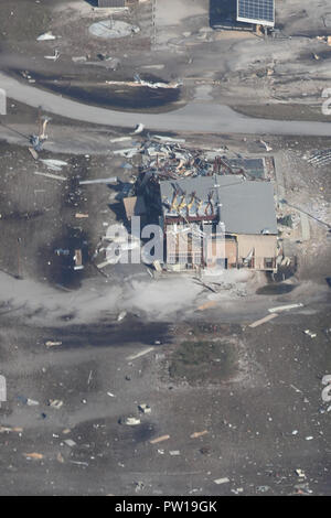 Panama City, FL, USA. 11 Okt, 2018. Luftaufnahmen erfasst die Schäden in Panama City Beach am Tag nach dem Hurrikan Michael in Panama City, Florida n Oktober 11, 2018. Quelle: MPI 34/Media Punch/Alamy leben Nachrichten Stockfoto