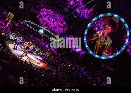 Mailand Italien. 11. Oktober 2018. Die irische Rockband U2 führt live auf der Bühne des Mediolanum Forum während der Erfahrung + Innocence Tour 2018 "Credit: Rodolfo Sassano/Alamy leben Nachrichten Stockfoto