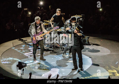 Mailand Italien. 11. Oktober 2018. Die irische Rockband U2 führt live auf der Bühne des Mediolanum Forum während der Erfahrung + Innocence Tour 2018 "Credit: Rodolfo Sassano/Alamy leben Nachrichten Stockfoto