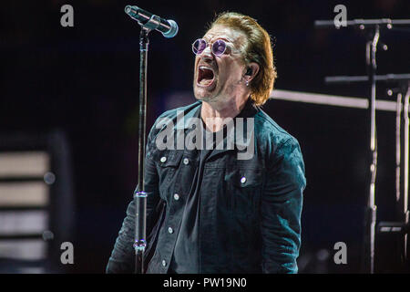 Mailand Italien. 11. Oktober 2018. Die irische Rockband U2 führt live auf der Bühne des Mediolanum Forum während der Erfahrung + Innocence Tour 2018 "Credit: Rodolfo Sassano/Alamy leben Nachrichten Stockfoto