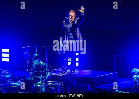 Mailand Italien. 11. Oktober 2018. Die irische Rockband U2 führt live auf der Bühne des Mediolanum Forum während der Erfahrung + Innocence Tour 2018 "Credit: Rodolfo Sassano/Alamy leben Nachrichten Stockfoto