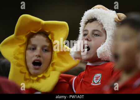 Cardiff, Großbritannien. 11. Okt 2018. Junge Wales Fans. Fußball freundlich Länderspiel, Wales v Spanien im Fürstentum Stadium in Cardiff, South Wales am Donnerstag, den 11. Oktober 2018. Bild von Andrew Obstgarten/Alamy leben Nachrichten Stockfoto