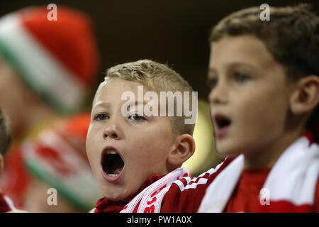 Cardiff, Großbritannien. 11. Okt 2018. Junge Wales Fans. Fußball freundlich Länderspiel, Wales v Spanien im Fürstentum Stadium in Cardiff, South Wales am Donnerstag, den 11. Oktober 2018. Bild von Andrew Obstgarten/Alamy leben Nachrichten Stockfoto