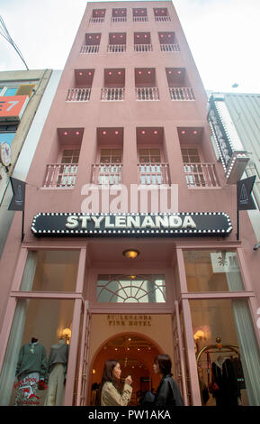 Stil Nanda, Okt 4, 2018: Style Nanda Rosa Hotel, einen Flagship-store der Marke fashion Style Nanda ist in Myeongdong im Zentrum von Seoul, Südkorea. Myeongdong ist Südkorea der teuersten Geschäftsviertel und eine der wichtigsten Seoul Shopping und Tourismus Bezirke. Quelle: Lee Jae-Won/LBA/Alamy leben Nachrichten Stockfoto