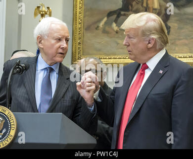 Washington, District of Columbia, USA. 11 Okt, 2018. United States Senator Orrin Hatch (Republikaner von Utah) und US-Präsident Donald J. Trumpf Hände schütteln, nachdem der Präsident die H.R. 1551, die ''Orrin G. Hatch-Bob Goodlatte Musik Modernization Act" unterzeichnet, in der Roosevelt Raum des Weißen Hauses in Washington, DC am Donnerstag, Oktober 11, 2018 Credit: Ron Sachs/CNP/ZUMA Draht/Alamy leben Nachrichten Stockfoto