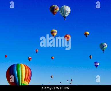 Albuquerque, USA. 10 Okt, 2018. Heißluftballons am Albuquerque International Balloon Fiesta in Albuquerque, New Mexiko, die Vereinigten Staaten gesehen, am Okt. 10, 2018. Die 9-Tage fiesta, am Okt. 6 öffnete, wurde in Albuquerque seit 1972 statt und ist eine der größten touristischen Attraktionen von Albuquerque und eine wichtige Quelle für Einkommen in der lokalen Wirtschaft. Credit: Richard Lakin/Xinhua/Alamy leben Nachrichten Stockfoto