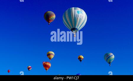 Albuquerque, USA. 10 Okt, 2018. Heißluftballons am Albuquerque International Balloon Fiesta in Albuquerque, New Mexiko, die Vereinigten Staaten gesehen, am Okt. 10, 2018. Die 9-Tage fiesta, am Okt. 6 öffnete, wurde in Albuquerque seit 1972 statt und ist eine der größten touristischen Attraktionen von Albuquerque und eine wichtige Quelle für Einkommen in der lokalen Wirtschaft. Credit: Richard Lakin/Xinhua/Alamy leben Nachrichten Stockfoto