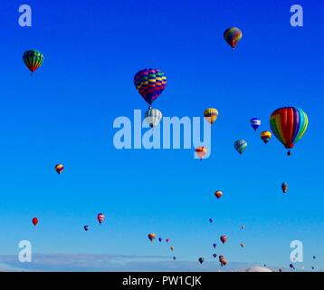 Albuquerque, USA. 10 Okt, 2018. Heißluftballons am Albuquerque International Balloon Fiesta in Albuquerque, New Mexiko, die Vereinigten Staaten gesehen, am Okt. 10, 2018. Die 9-Tage fiesta, am Okt. 6 öffnete, wurde in Albuquerque seit 1972 statt und ist eine der größten touristischen Attraktionen von Albuquerque und eine wichtige Quelle für Einkommen in der lokalen Wirtschaft. Credit: Richard Lakin/Xinhua/Alamy leben Nachrichten Stockfoto