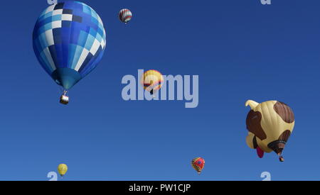 Albuquerque, USA. 10 Okt, 2018. Heißluftballons am Albuquerque International Balloon Fiesta in Albuquerque, New Mexiko, die Vereinigten Staaten gesehen, am Okt. 10, 2018. Die 9-Tage fiesta, am Okt. 6 öffnete, wurde in Albuquerque seit 1972 statt und ist eine der größten touristischen Attraktionen von Albuquerque und eine wichtige Quelle für Einkommen in der lokalen Wirtschaft. Credit: Richard Lakin/Xinhua/Alamy leben Nachrichten Stockfoto