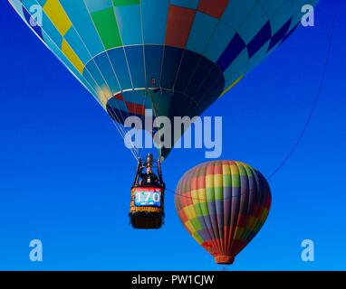 Albuquerque, USA. 10 Okt, 2018. Heißluftballons am Albuquerque International Balloon Fiesta in Albuquerque, New Mexiko, die Vereinigten Staaten gesehen, am Okt. 10, 2018. Die 9-Tage fiesta, am Okt. 6 öffnete, wurde in Albuquerque seit 1972 statt und ist eine der größten touristischen Attraktionen von Albuquerque und eine wichtige Quelle für Einkommen in der lokalen Wirtschaft. Credit: Richard Lakin/Xinhua/Alamy leben Nachrichten Stockfoto