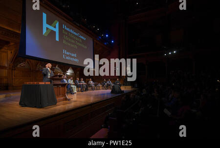 10/11/2018: Hutchins Center, Harvard University, Cambridge, MA. Henry Louis Gates, Jr. die einleitenden Bemerkungen während der 2018 W.E.B Du Bois siegerehrung an der Harvard University in Cambridge, Massachusetts, USA. Credit: Chuck Nacke/Alamy leben Nachrichten Stockfoto