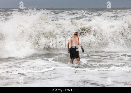 Myrtleville, Cork, Irland. 12. Oktober, 2018. 70 neun Jahre alten Tom Birmingham von Crosshaven in für seine täglich in der Zeit nach dem Sturm Callum an Myrtleville, Co Cork, Irland, schwimmen zu gehen. Quelle: David Creedon/Alamy leben Nachrichten Stockfoto