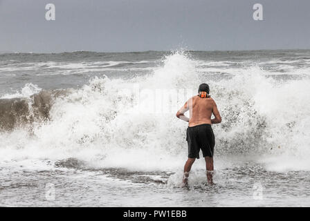 Myrtleville, Cork, Irland. 12. Oktober, 2018. 70 neun Jahre alten Tom Birmingham von Crosshaven in für seine täglich in der Zeit nach dem Sturm Callum an Myrtleville, Co Cork, Irland, schwimmen zu gehen. Quelle: David Creedon/Alamy leben Nachrichten Stockfoto