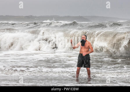 Myrtleville, Cork, Irland. 12. Oktober, 2018. 70 neun Jahre alten Tom Birmingham von Crosshaven gibt die Daumen oben nach seinem täglichen Finishing schwimmen in der Zeit nach dem Sturm Callum an Myrtleville, Co Cork, Irland. Quelle: David Creedon/Alamy leben Nachrichten Stockfoto