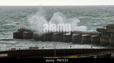 Brighton UK 12 Oktober 2018-Wellen über Brighton Marina heute als Sturm Callum fegt über Teile der heutigen Großbritannien: Simon Dack/Alamy leben Nachrichten Stockfoto