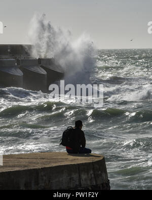 Brighton UK 12 Oktober 2018-Wellen über Brighton Marina heute als Sturm Callum fegt über Teile der heutigen Großbritannien: Simon Dack/Alamy leben Nachrichten Stockfoto