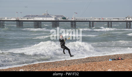 Brighton UK 12. Oktober 2018 - ein Kite Surfer Mühe hat, auf seine Füße auf Brighton Beach bei starkem Wind heute als Sturm Callum fegt über Teile der heutigen Großbritannien: Simon Dack/Alamy leben Nachrichten Stockfoto