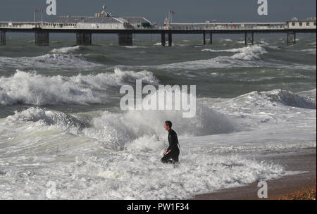 Brighton UK 12. Oktober 2018 - ein Kitesurfer braves die riesigen Wellen aus Brighton Beach heute bei starkem Wind als Sturm Callum fegt über Teile der heutigen Großbritannien: Simon Dack/Alamy leben Nachrichten Stockfoto